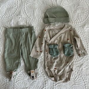 0-3 Carters 3 piece outfit with an added pair of mittens